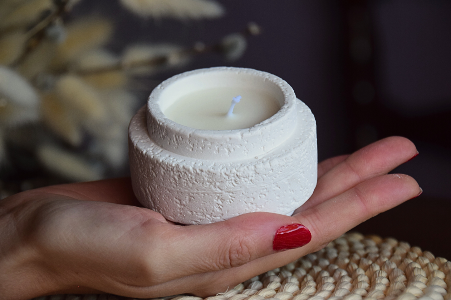 Vela decorativa rugosa con modelo de manos. Estilo rustico.