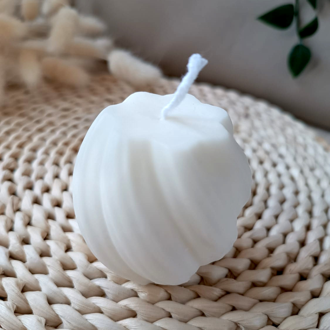 Vela decorativa de soja redonda con relieve en espiral estilo minimalista y fondo neutro