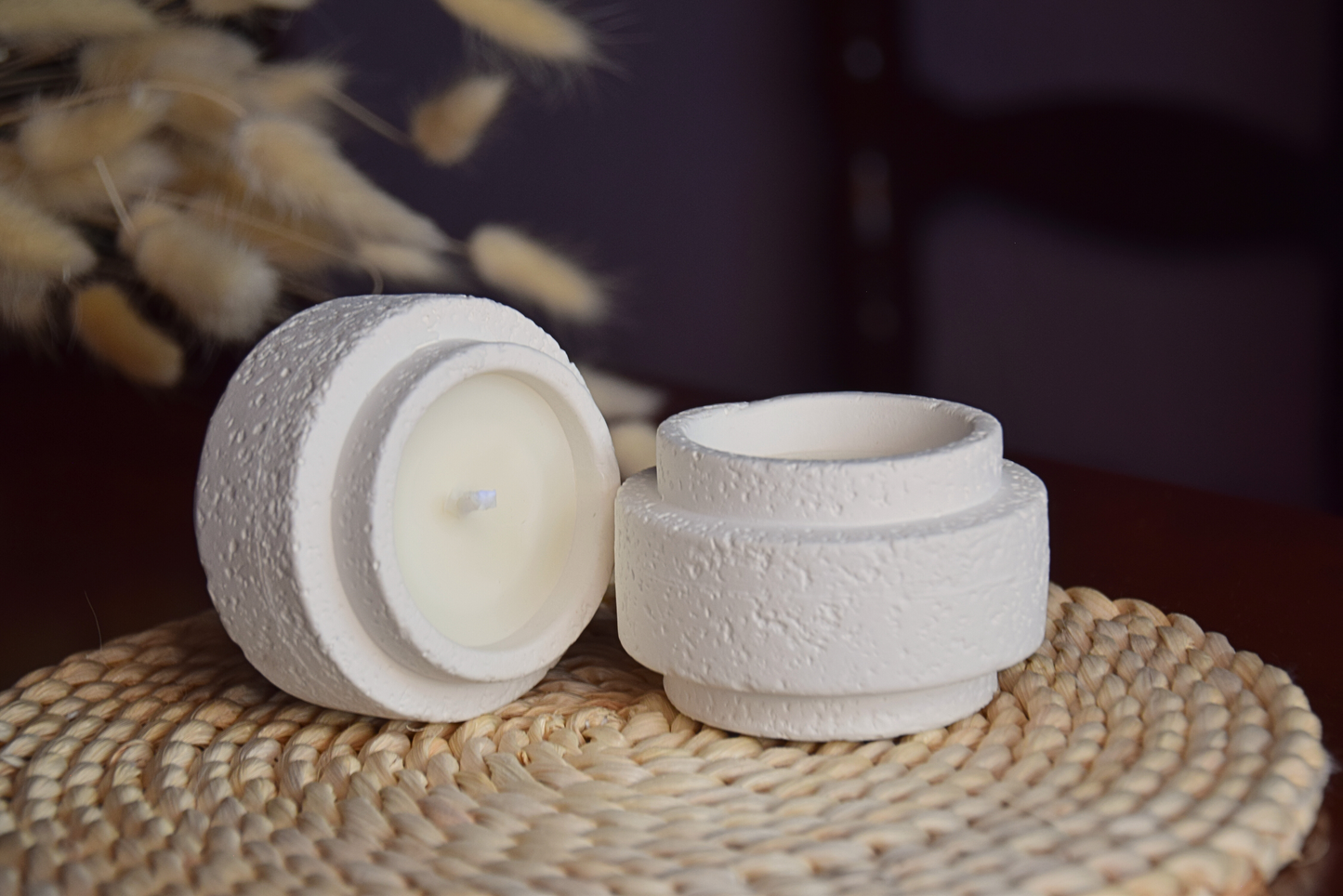 Vela decorativa en recipiente rugoso. Estilo rústico.