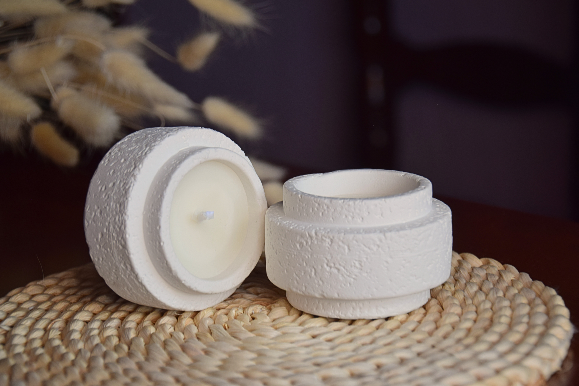 Vela decorativa en recipiente rugoso. Estilo rústico.