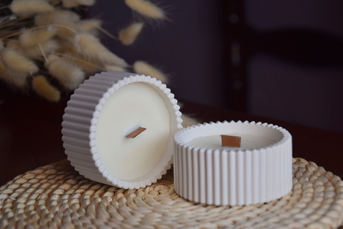 Velas decorativas en cuenco de rayas de tamaño pequeño con una mecha de madera en fondo rustico. 